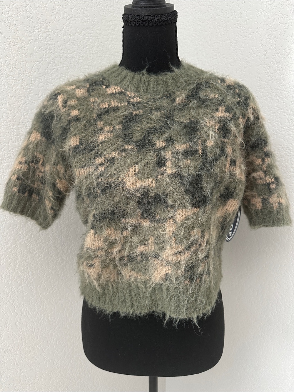 Textured Short-Sleeve Crewneck Sweater in Olive and Tan